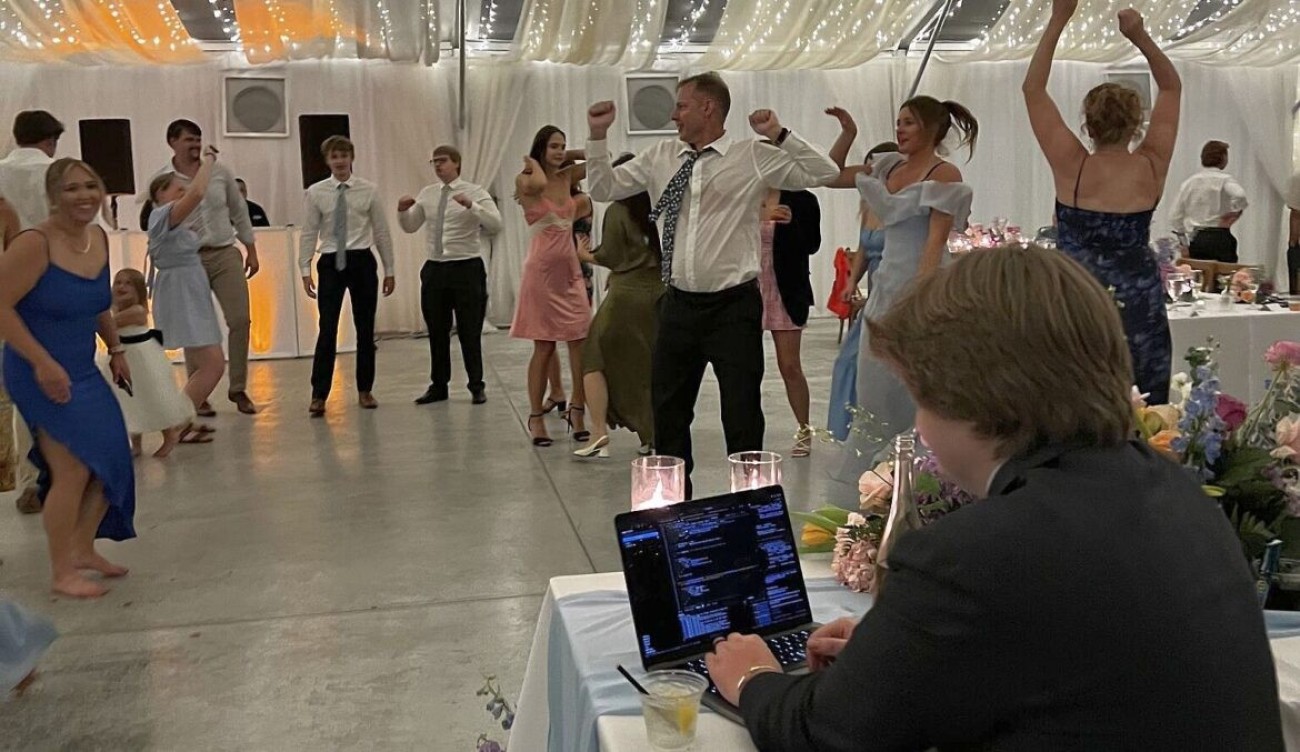 Az alapító, aki végigdolgozta a saját esküvőjét – vagy mégsem?