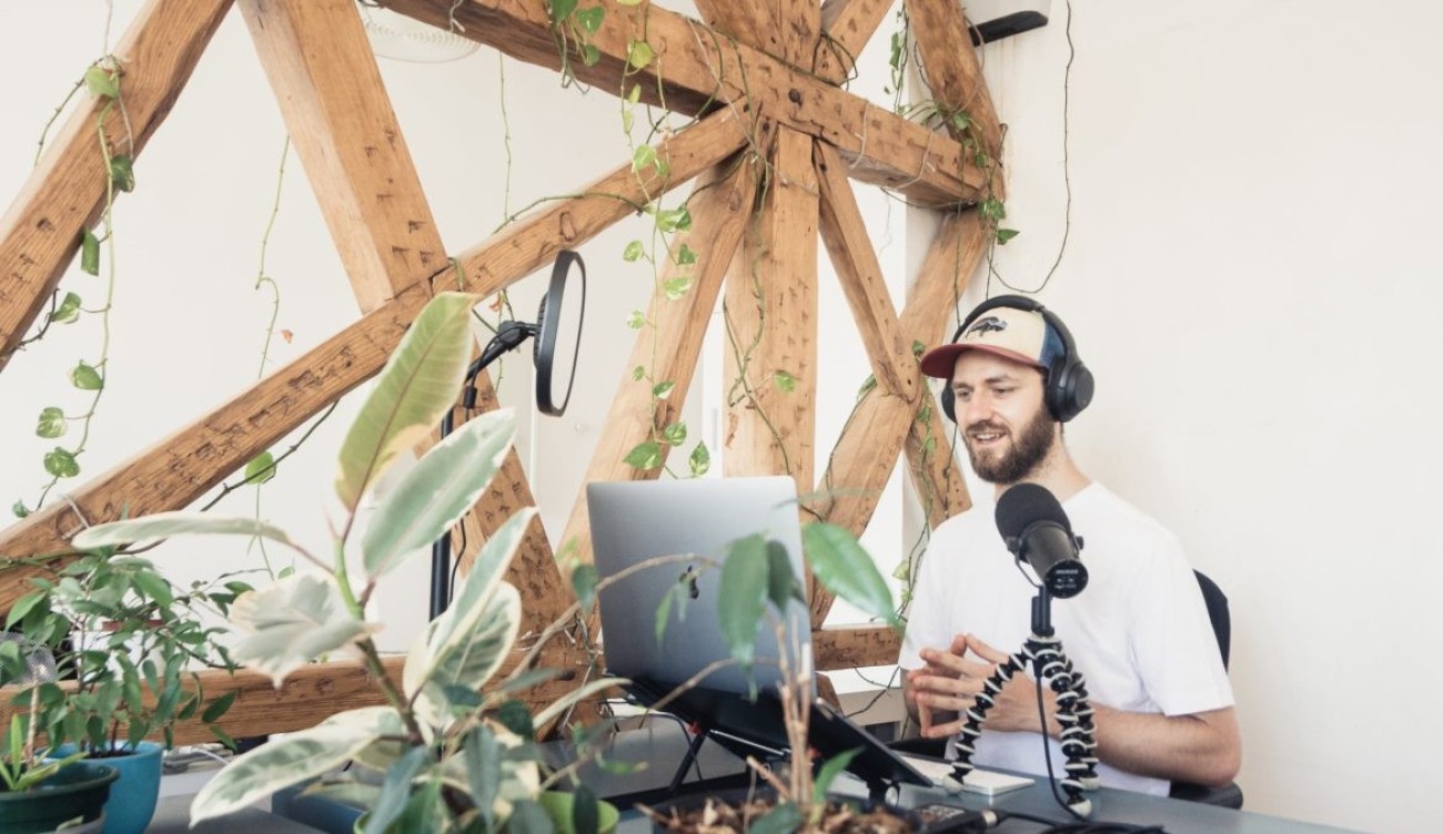 Podcastereknek szóló támogató program indul